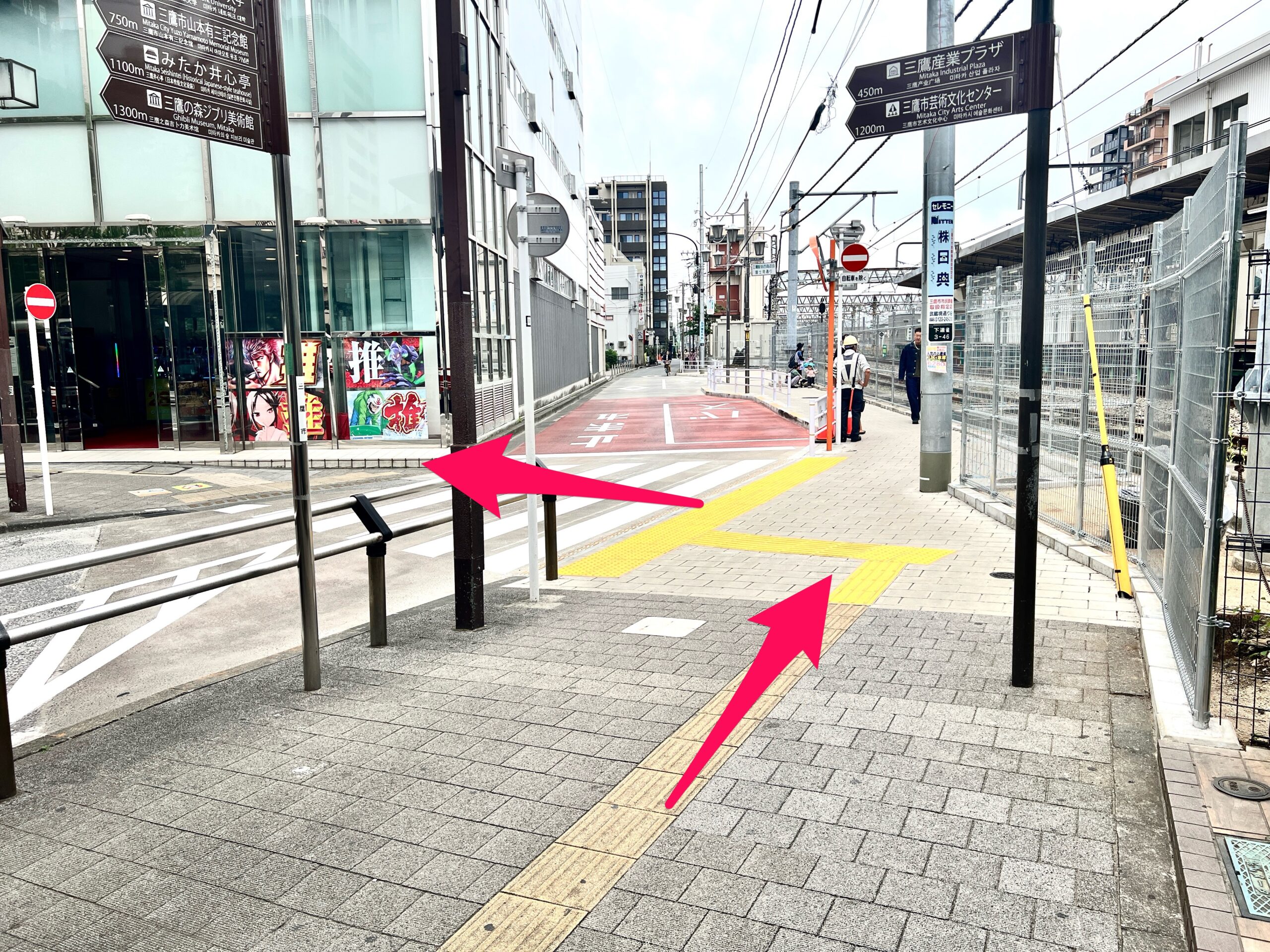 横断歩道を左に曲がります。